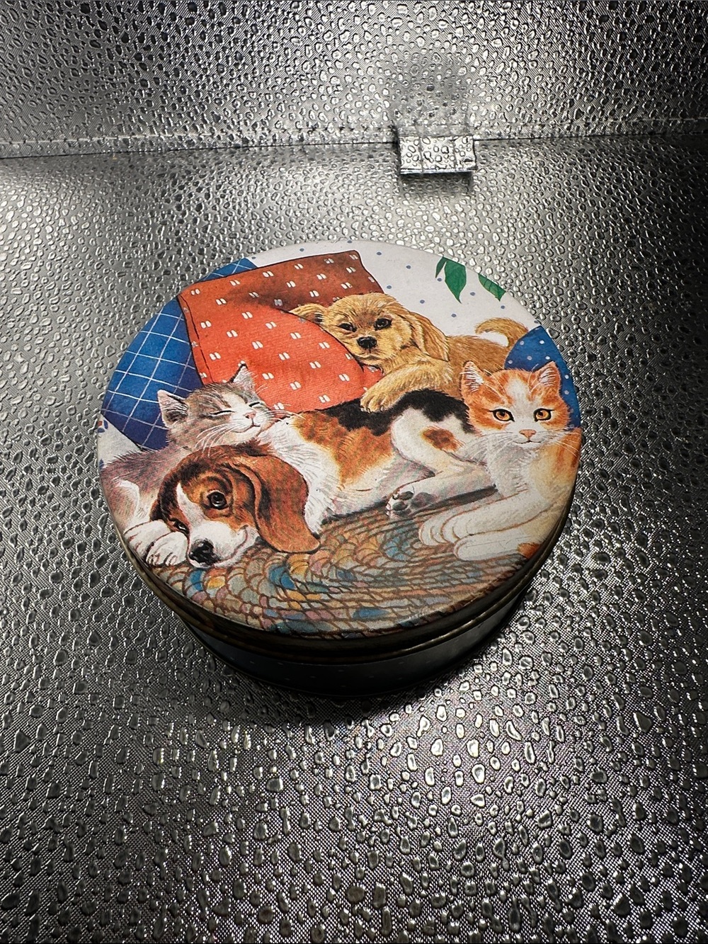 Cats & Dogs 6 Coasters with cork bottom with matching tin.
